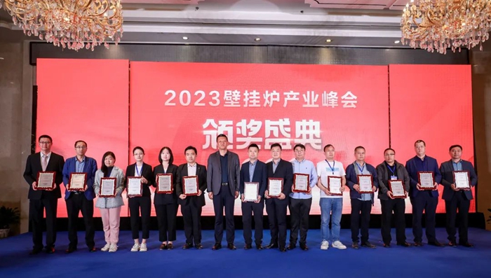 庆东365完美体育西北大区总监毕明慧上台领奖(左一)